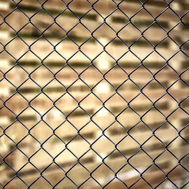 Chainlinkfence-backyard-800×800 Close image of chain-link fence