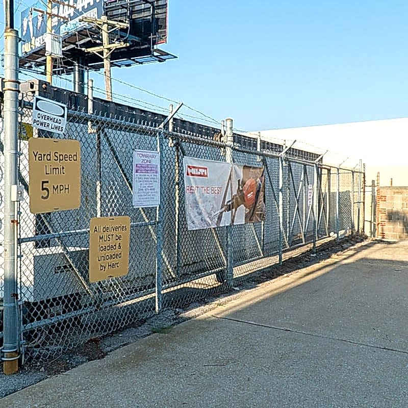 Fence-Deck-Depot-752Chainlink-Commercial-Fence-Herc-Rental-800×800